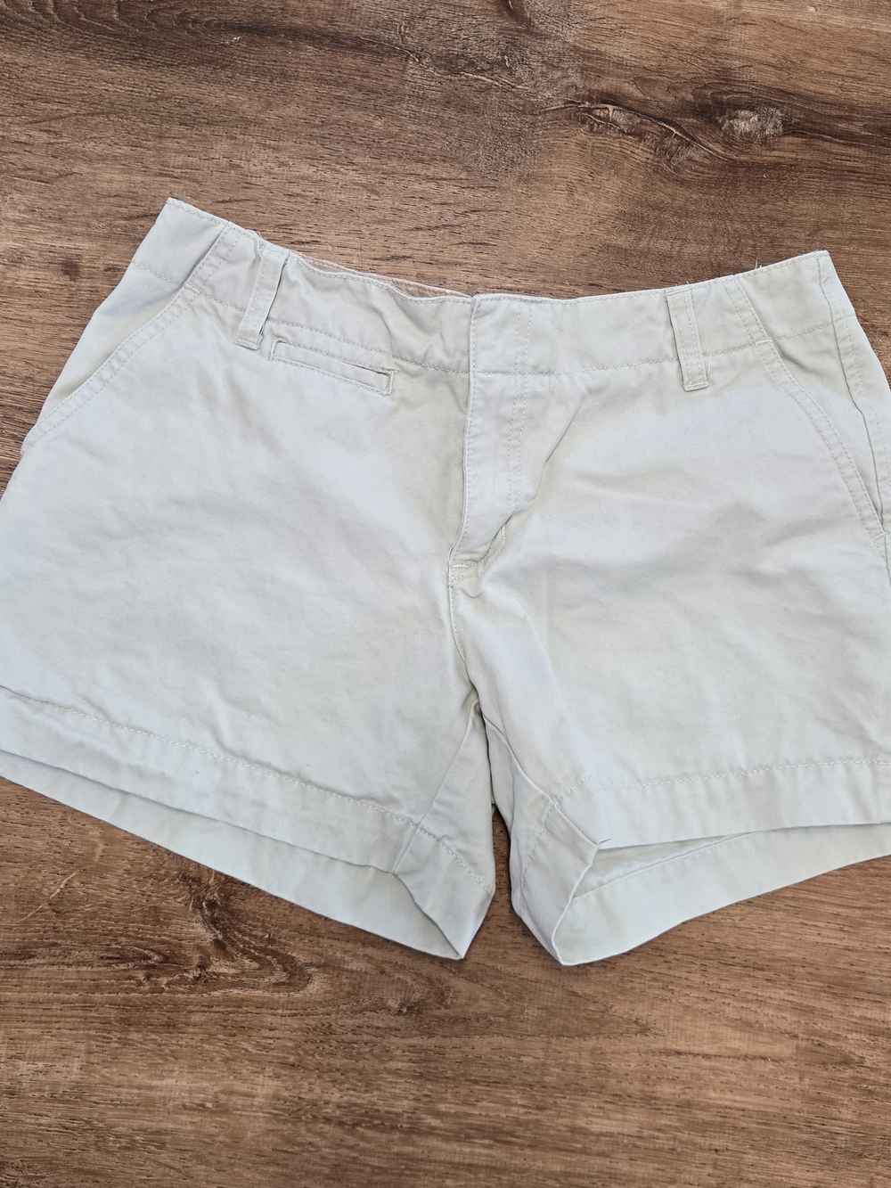 Y2k Old Navy Women's Light Cream Bermuda Shorts Size 4 Button Pockets